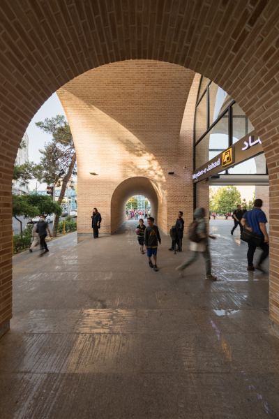 Вход в метро "Джахад Метро Плаза" в городе Тегеран, Иран