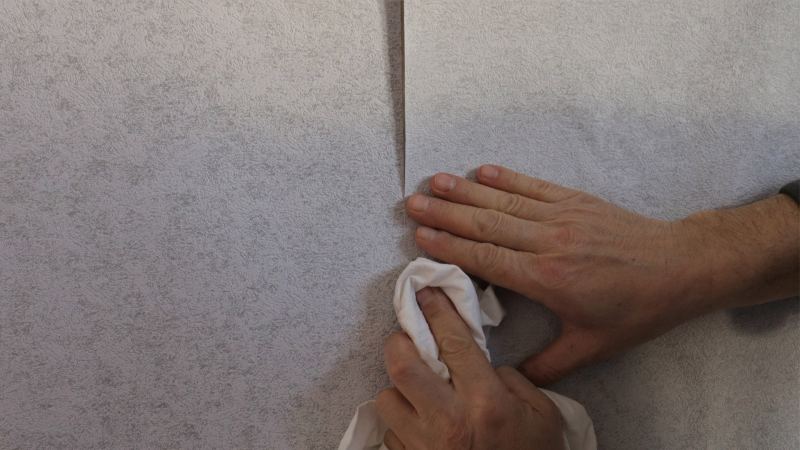 Встык или внахлёст? Как правильно клеить обои