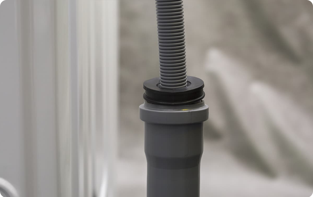 Конец шланга подключен к канализационной трубе