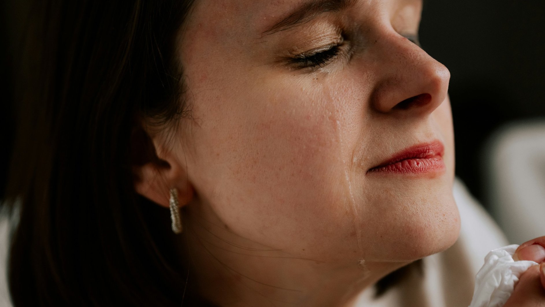 Девушка плачет и слеза катится по ее щеке