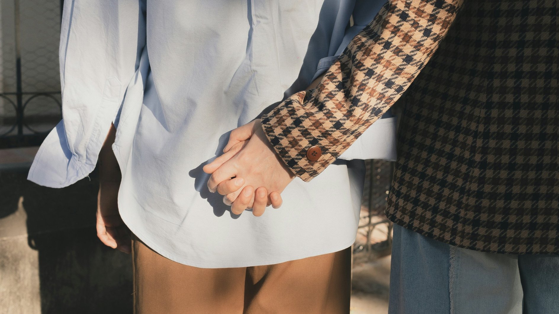 Пара держится за руки 