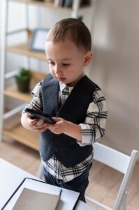Как выбрать первый телефон ребенку